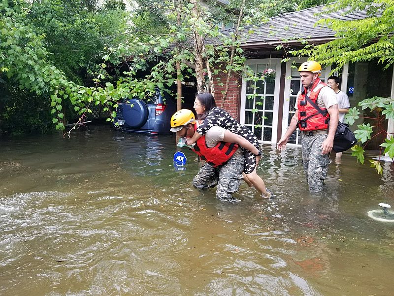 Soldados de Guardia Nacional de Texas actúan tras el paso del huracán Harvey