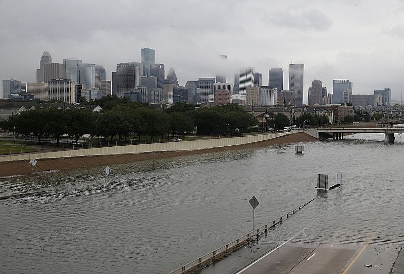 Una carretera de Houston inundada debido al huracán Harvey