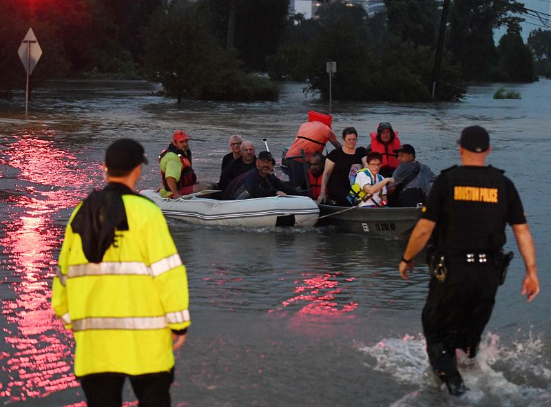 Gente rescatada en barco tras las inundaciones provocadas por el huracán Harvey.