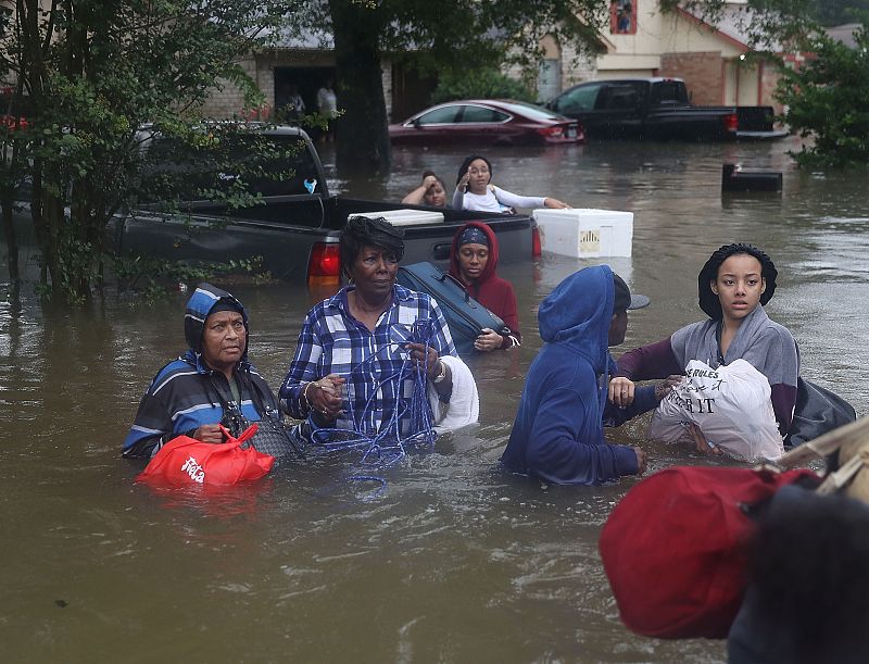 Ciudadanos de Houston evacuados de sus viviendas tras la inundación provocada por el huracán Harvey.