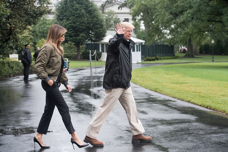 Trump y su esposa Melania abandonan la Casa Blanca este martes para dirigirse a Texas.