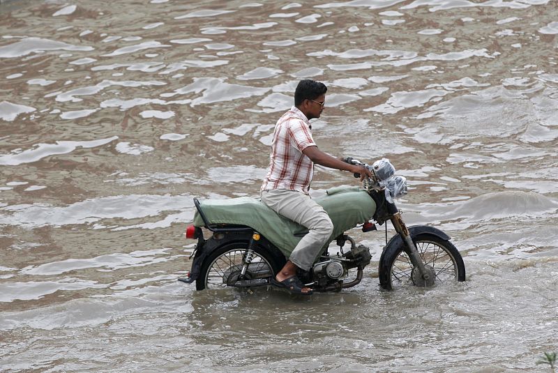 Las inundaciones complican la circulación por Karachi