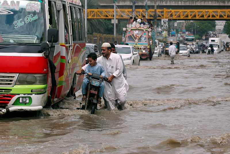 Los ciudadanos de Karachi intentan avanzar por la ciudad