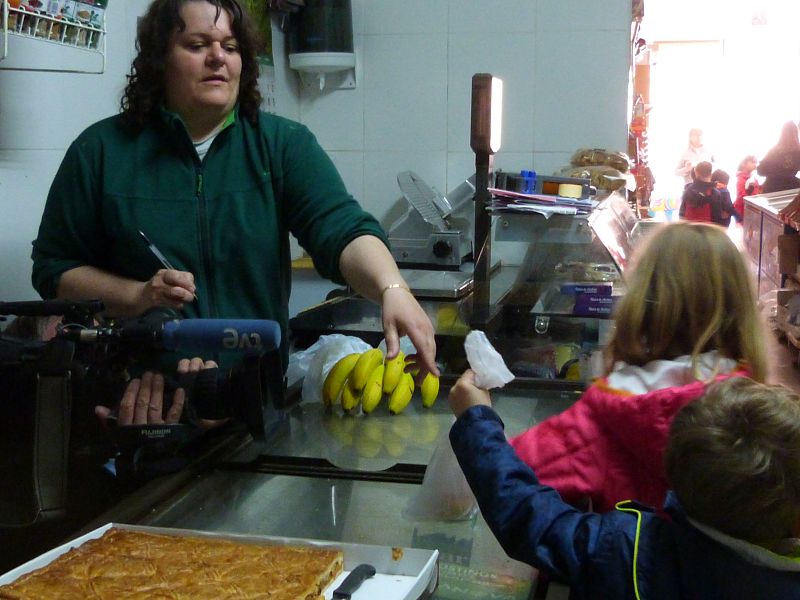 La dueña de la tienda de comestibles atiende cada viernes a los escolares