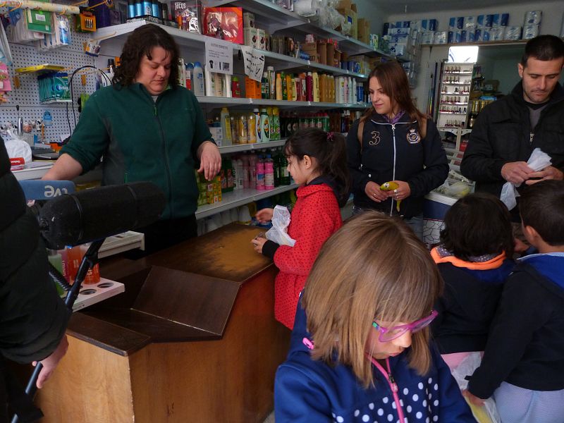 Comprando la fruta del almuerzo