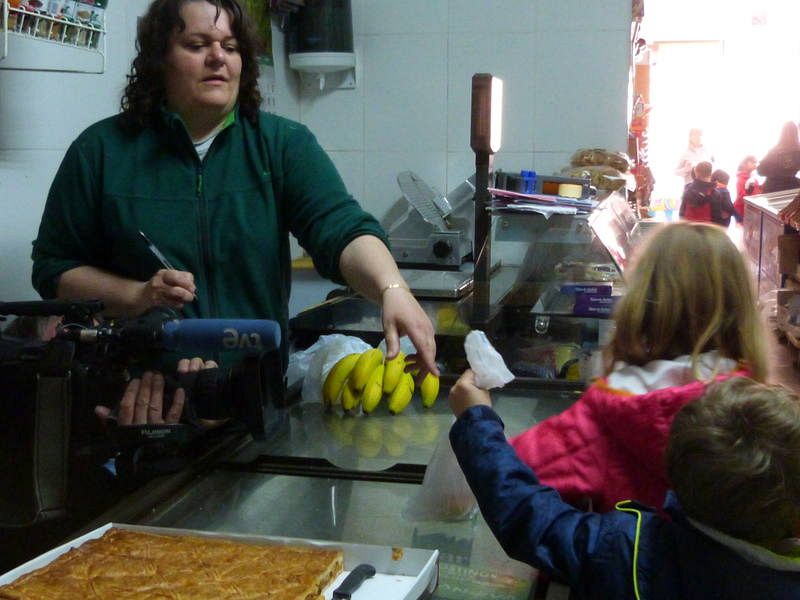 La dueña de la tienda de comestibles atiende cada viernes a los escolares