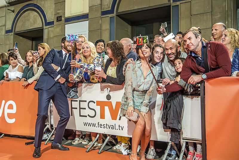 Alfonso Bassave y Anna Castillo junto al público de Vitoria
