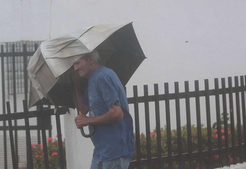 Un hombre se protege del viento durante el paso de Irma por Puerto Rico