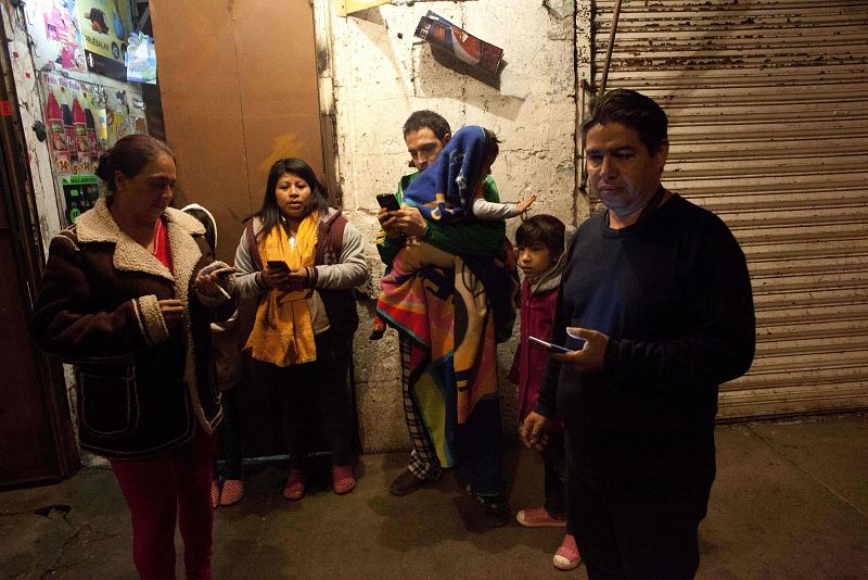 Vecinos de Ciudad de México salen a la calle para protegerse