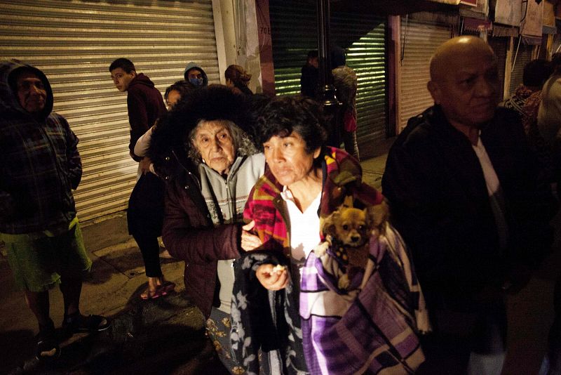 Vecinos del barrio de Tlatelolco en Ciudad de México huyen de posibles derrumbes