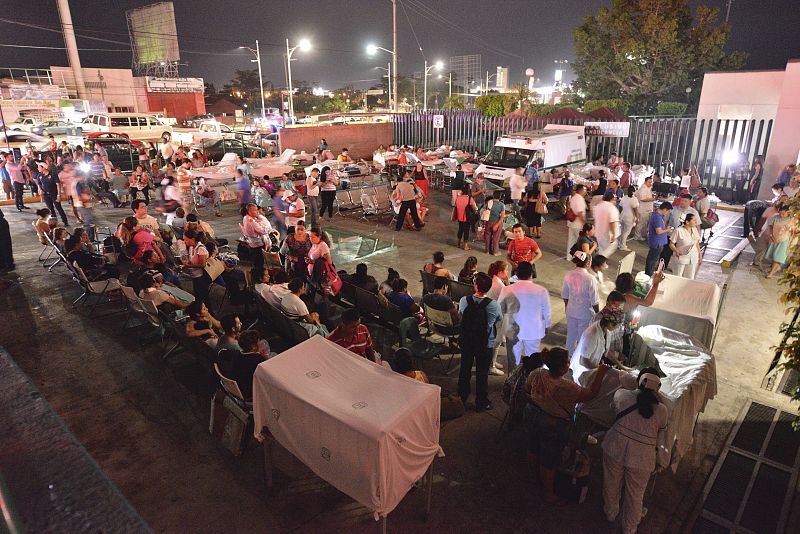 Pacientes de un hospital en Villahermosa evacuados tras el terremoto