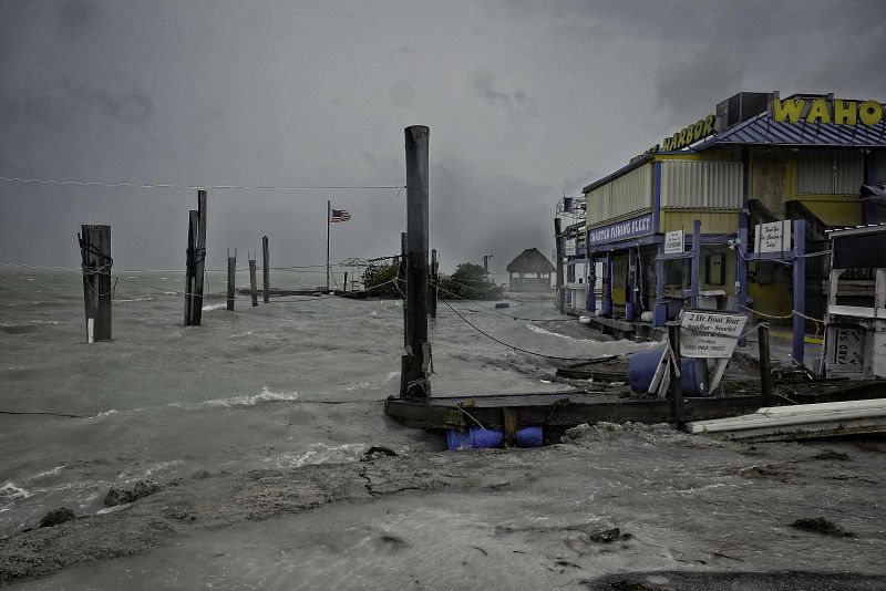 Los primeros efectos del huracán Irma ya se dejan ver en Whale Harbour, en los Cayos de Florida.