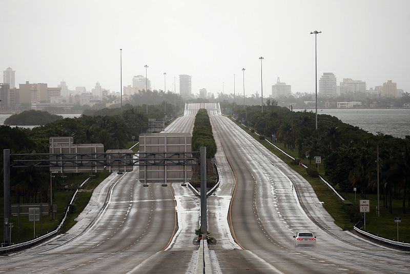Un coche recorre la autopista vacía en las inmediaciones de la ciudad de Miami.
