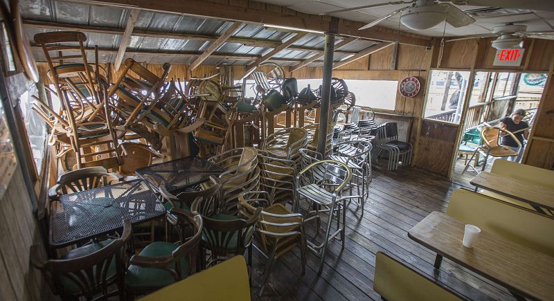 La propietaria de una cafetería prepara el establecimiento ante la inminente llegada del huracán.