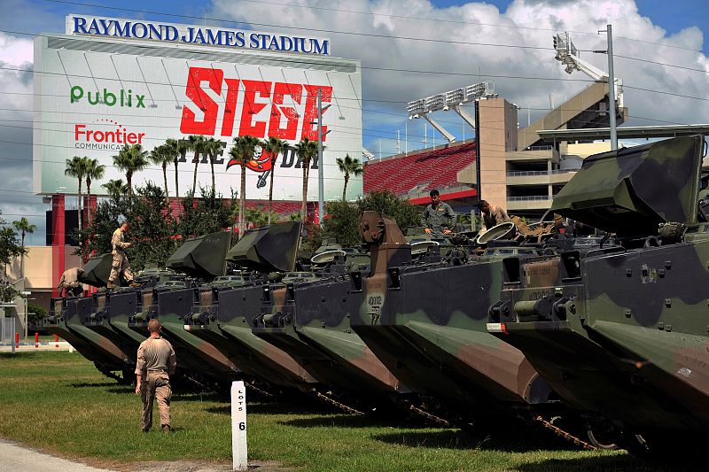 Miembros del USMC IV Batallón de Asalto Anfibio de Tampa revisan sus vehículos preparados en el Estadio Raymond James.