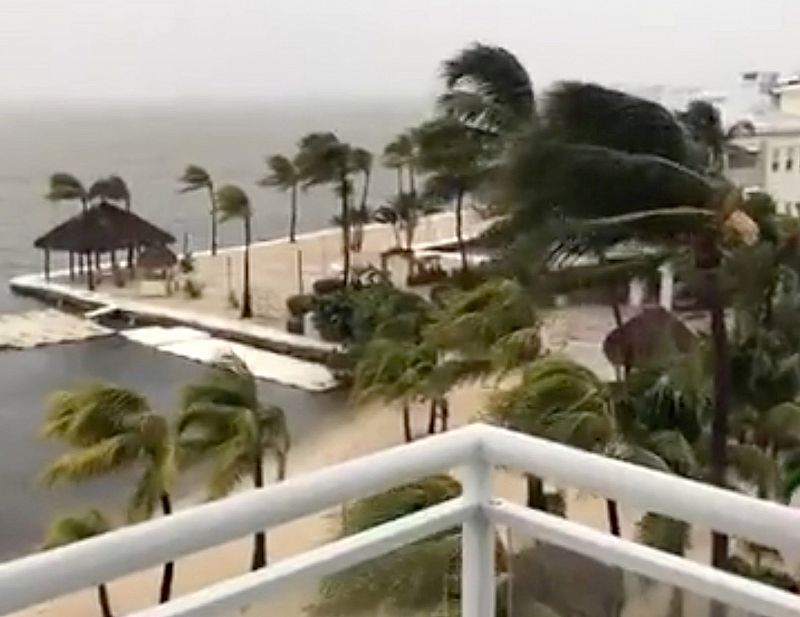 Imagen de los vientos huracanados azotando Cayo Largo, en Florida.