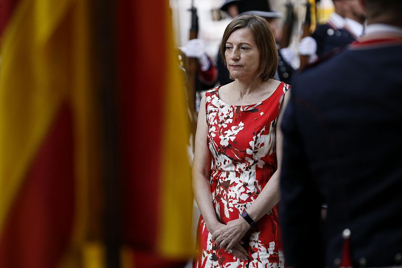 La presidenta del Parlamento catalán, Carme Forcadell, atiende a la ceremonia realizada ante el monumento a Rafael de Casanova.