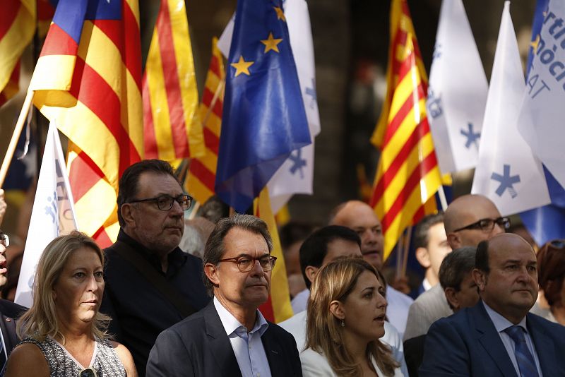 El expresidente de la Generalitat, Artur Mas (C), en compañía de otros miembros del PDeCAT.