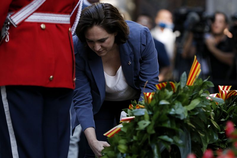 La alcaldesa de Barcelona, Ada Colau, realiza la ofrenda floral con la que habitualmente comienzan los actos de la Diada.