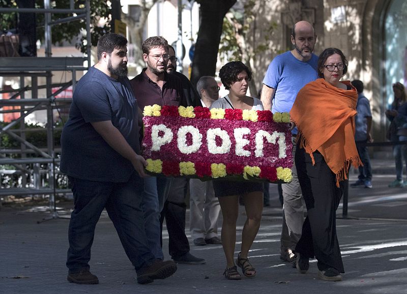 El líder de Podem en Cataluña, Albano Dante Fachin (2i), en la ofrenda floral al monumento a Rafael Casanova.