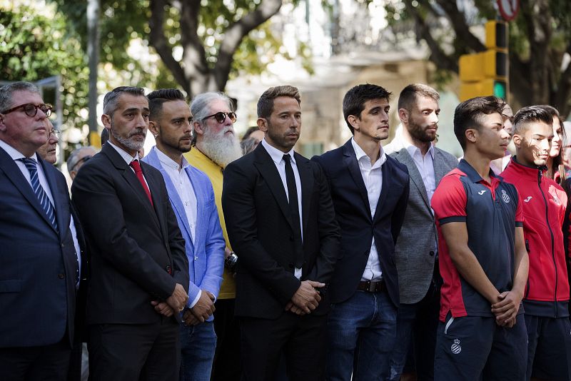 Representantes de la plantilla del equipo de fútbol RCD Espanyol, en la ofrenda floral a Rafael Casanova.