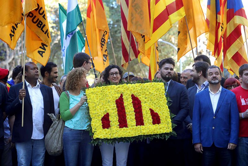 Los dirigentes de ERC, Marta Rovira (c) y Gabriel Rufián (2d), en la ofrenda.