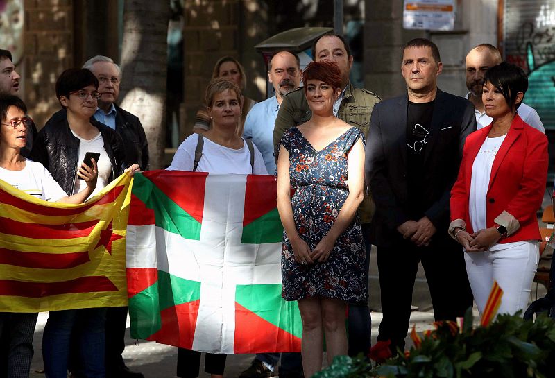 El dirigente de Bildu, Arnaldo Otegi (2d), en la ofrenda floral de Bildu al monumento a Rafael Casanova con motivo de la celebración de la Diada.