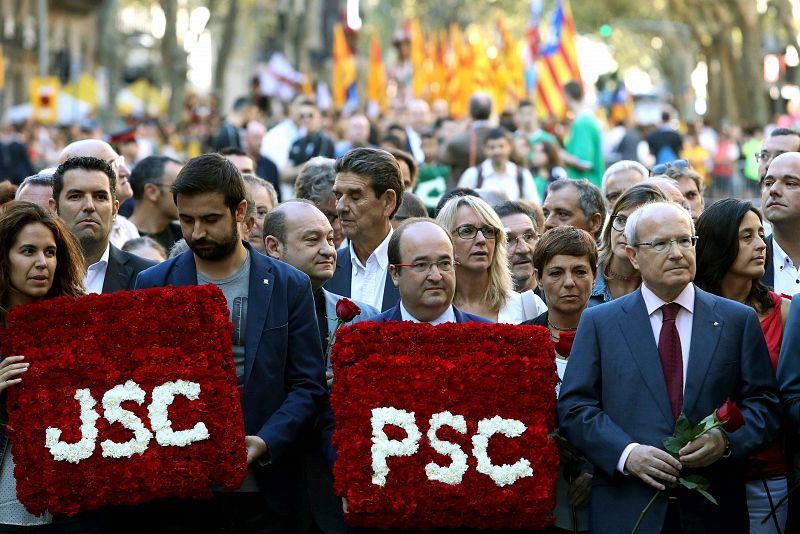 El primer secretario del PSC, Miquel Iceta (2d), junto al expresidente de la Generalitat José Montilla (d), en la ofrenda floral del PSC.