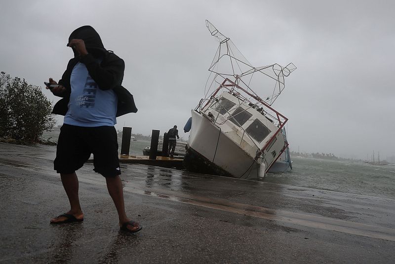 Un barco varado en la playa de la isla de Watson en Miami.