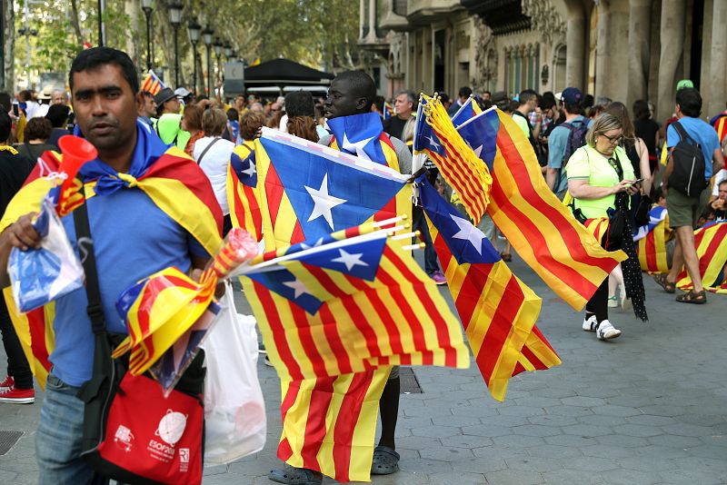 Ambiente frente a la Casa Batlló de Barcelona con motivo de la celebración de la Diada del 11 de septiembre.