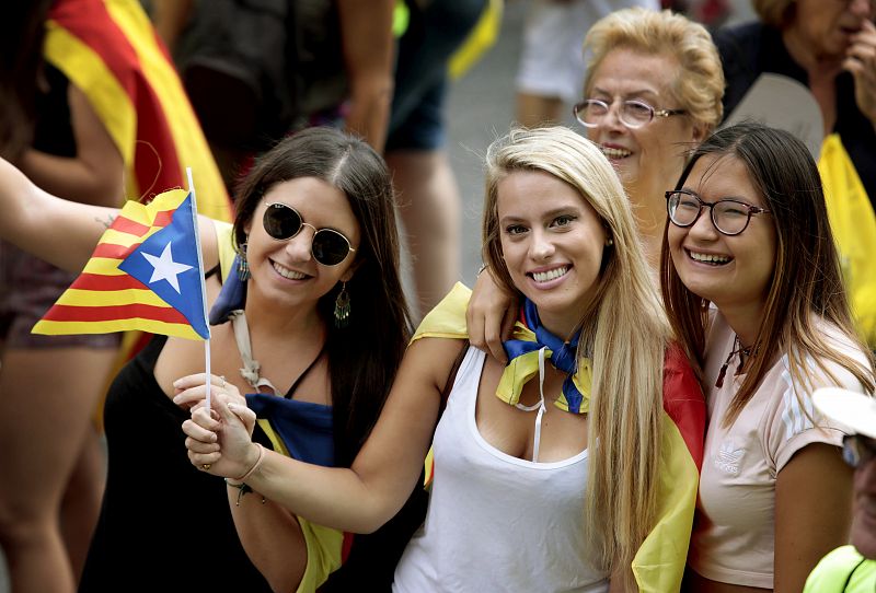 Varias jóvenes en la calle Aragón de Barcelona, antes del inicio de la tradicional manifestación convocada por la Asamblea Nacional Catalana (ANC).