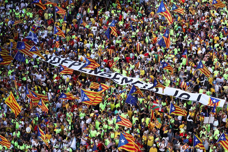 Una pancarta con el lema: "Independencia ahora" se puede leer durante la manifestación organizada por la ANC con motivo de la Diada catalana.