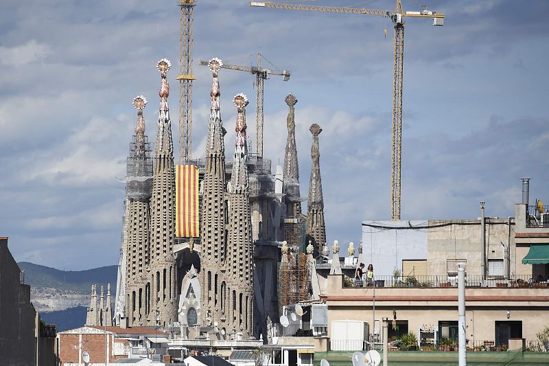 Una Senyera cuelga de la fachada de la Sagrada Familia