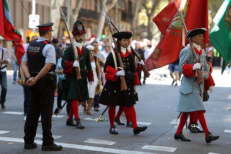 Caracterizados de "La coronela" ofrecen el homenaje floral a  Rafael Casanova