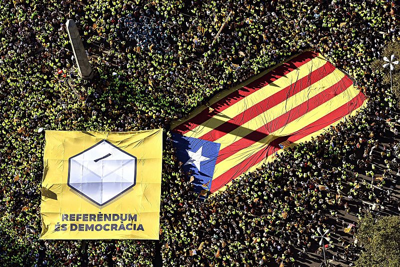 La bandera estelada gigante desplegada en la Diada