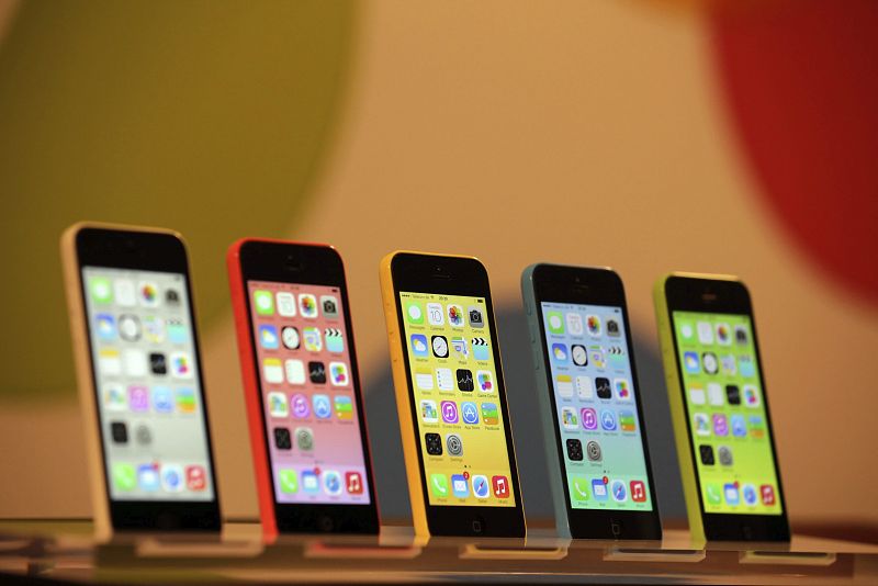 2013: iPhone 5S y iPhone 5C. El 5S recibió una gran aceptación, y fue el primer iPhone con Touch ID. También incorporaba varias mejoras en la cámara. El 5C, bautizado como low cost, no pasará a la historia por sus prestaciones ni por la expectación q