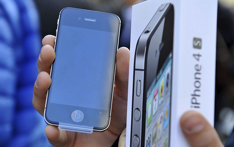 2011: iPhone 4S. Entre sus novedades más importantes, trajo consigo a Siri, el asistente virtual de Apple.