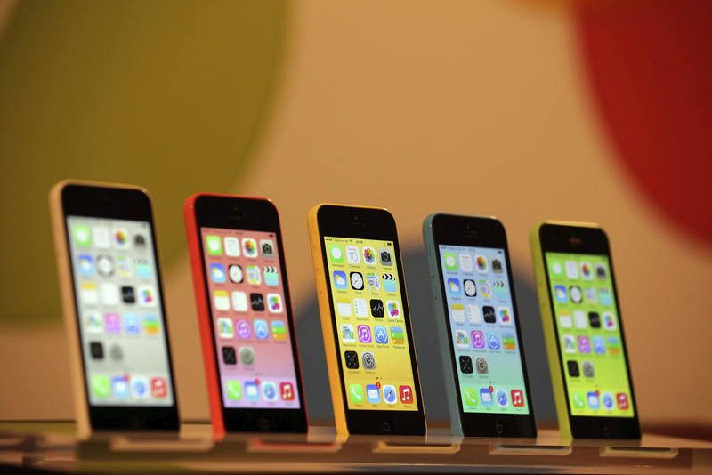 2013: iPhone 5S y iPhone 5C. El 5S recibió una gran aceptación, y fue el primer iPhone con Touch ID. También incorporaba varias mejoras en la cámara. El 5C, bautizado como low cost, no pasará a la historia por sus prestaciones ni por la expectación q