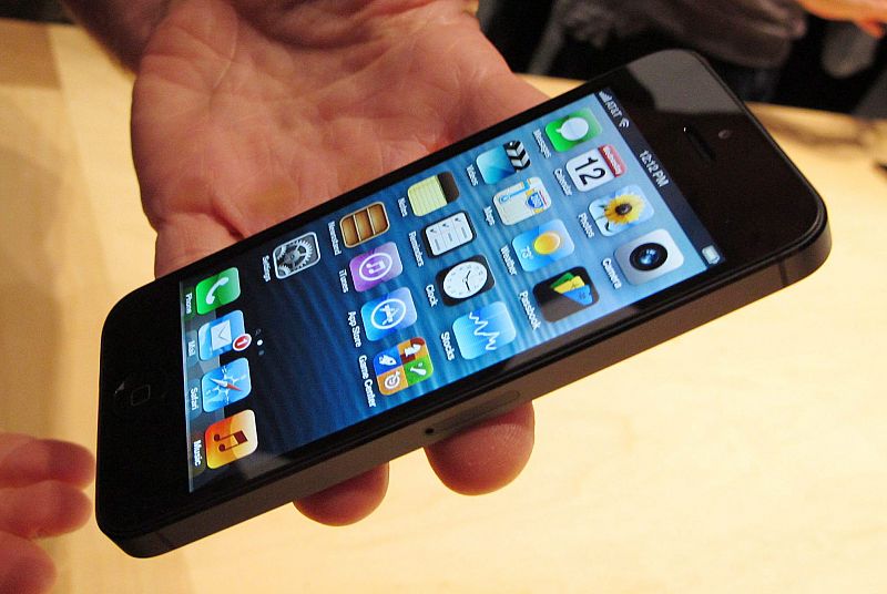 2012: iPhone 5. La pantalla creció a 4". También fue le primero en incorporar la conectividad 4G.