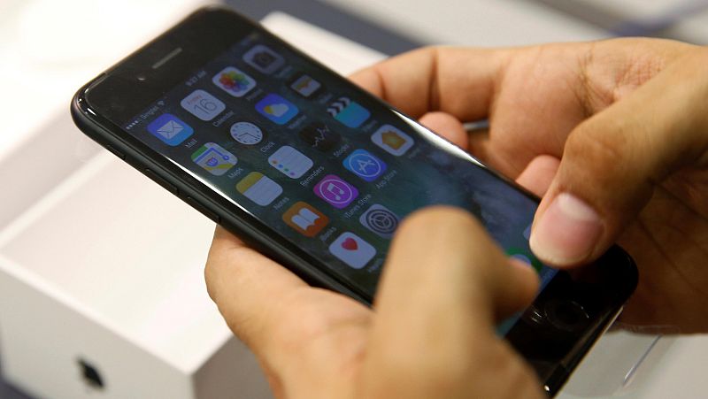 2016: iPhone 7 y iPhone 7 Plus. Frente a las novedades de la competencia (principalmente Samsung, además de los fabricantes chinos), el terminal de Apple se conformó con el continuismo. La versión vitaminada, el iPhone 7 Plus, además de una mayor pan