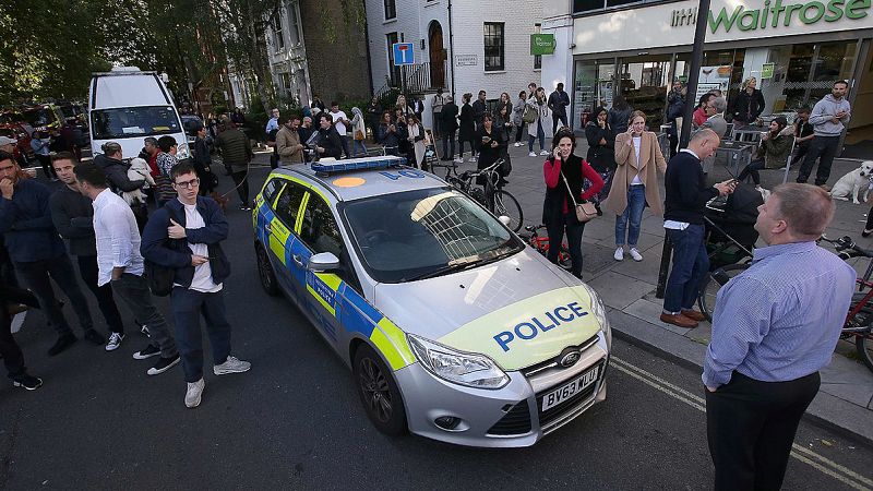 Policía y curiosos cerca del metro de Parsons Green, en Londres, donde se ha producido una explosión