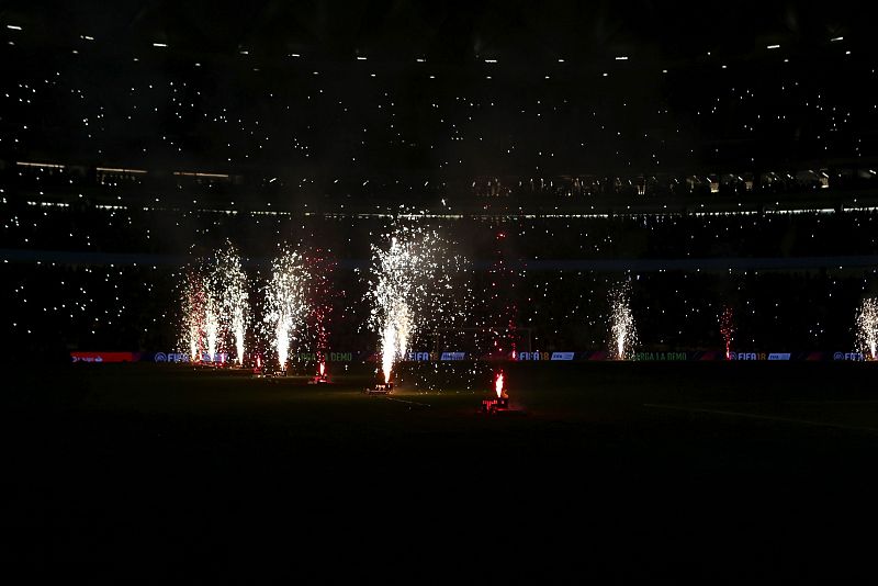 Los cohetes han iluminado el estadio durante varios minutos