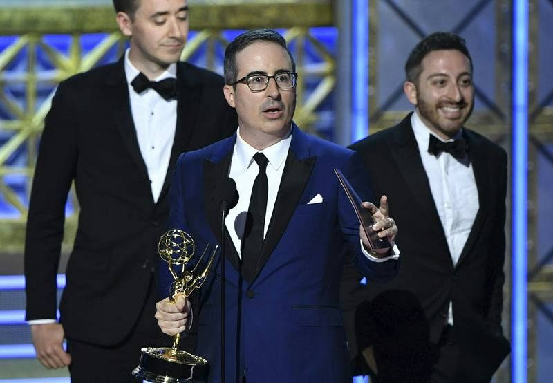 El británico John Oliver recoge su Emmy