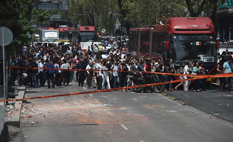 Los ciudadanos de México han salido a la calle tras el potente terremoto de magnitud 7,1 que ha sacudido la capital.