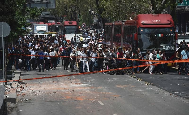 Los ciudadanos de México han salido a la calle tras el potente terremoto de magnitud 7,1 que ha sacudido la capital. 