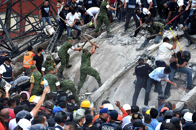 Los servicios de emergencia buscan víctimas entre los escombros