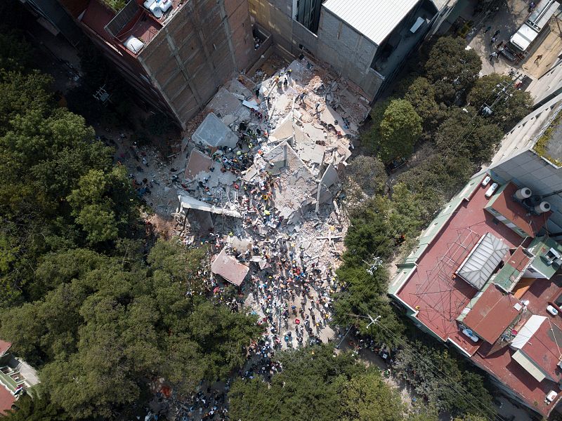 Vista aérea de un edificio derrumbado