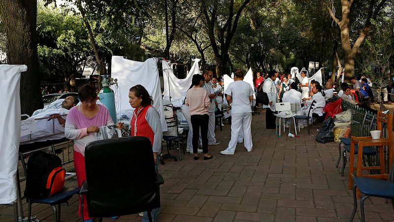 Heridos tratados en la calle en la capital de México tras el terremoto