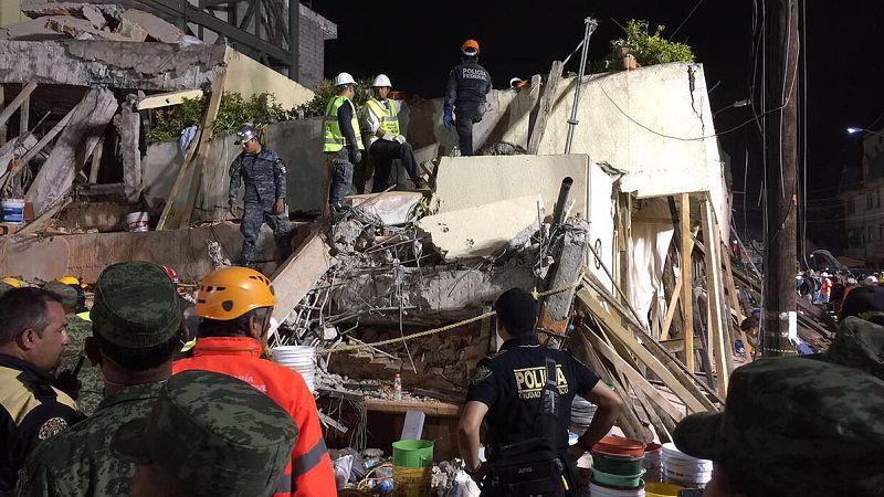 Equipos de rescate trabajan en la escuela "Enrique Rébsamen" en Ciudad de México, derrumbada por el terremoto.