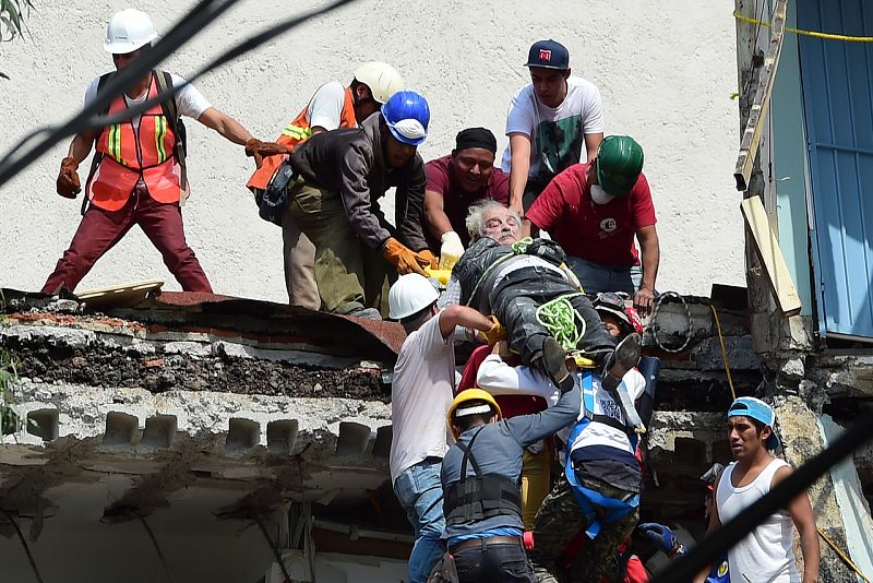 Un superviviente es rescatado de entre los escombros en la capital mexicana.